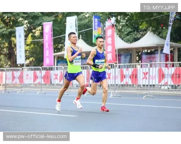 “武汉马拉松：选手们挑战极限，拼尽全力冲刺”